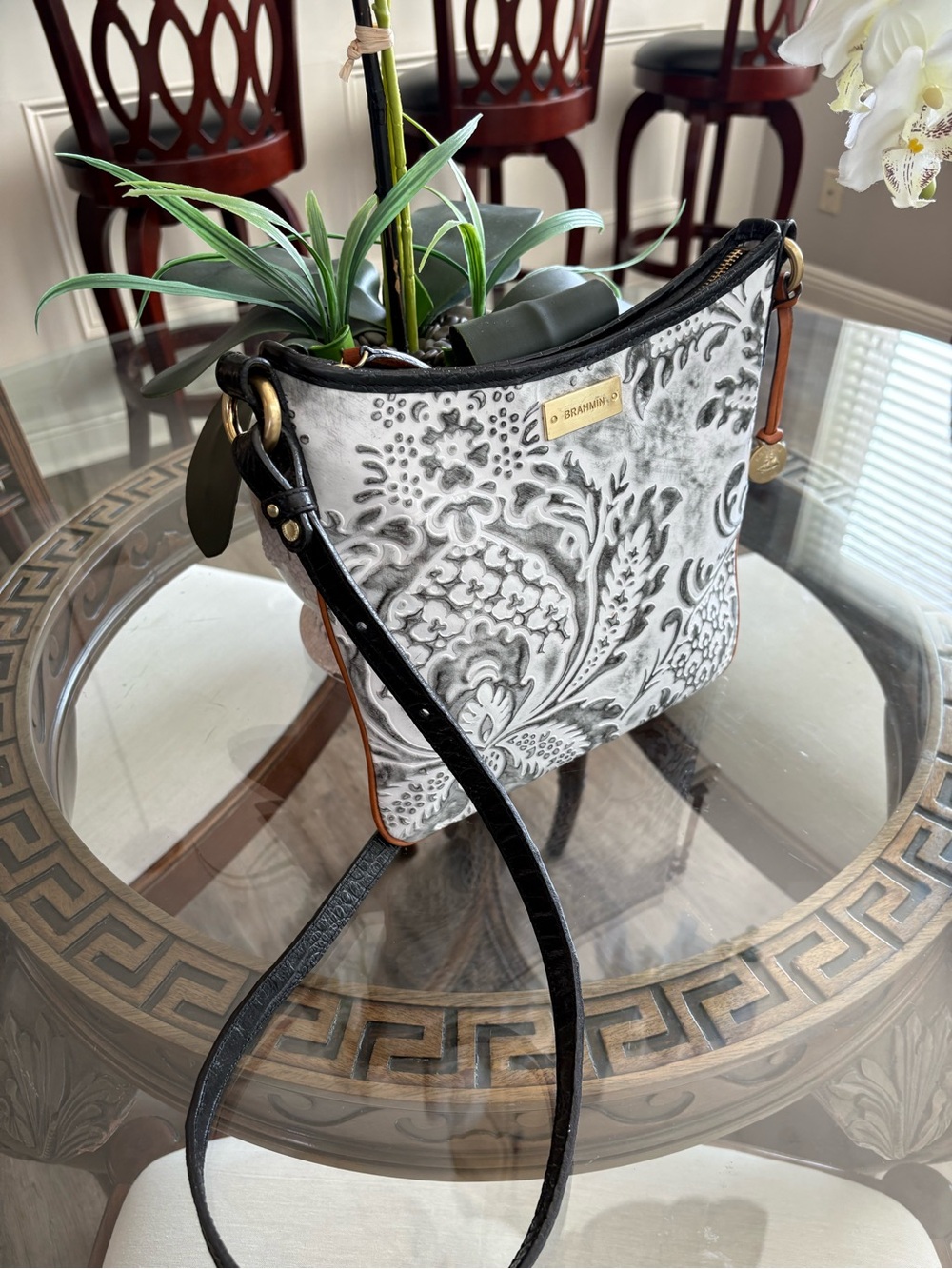 🖤🤍BRAHMIN WHITE DAMASK EMBOSSED LEATHER FLORAL PATTERN CROSSBODY BAG!🖤🤍 - Picture 6 of 10